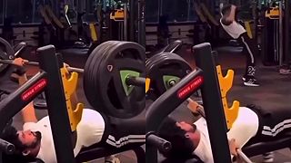 video Snažil sa urobiť zopár opakovaní s veľkou váhou