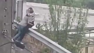 video Keď sa s ňou dal dokopy, išlo to s ním dolu kopcom