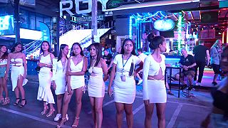 video Nočný život na Bangla Road na ostrove Phuket, prehliadka miestnych pracovníčok!