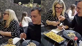 video Keď tú tvoju chceš poriadne nasrať, objednaj si hranolky a priprav si darček