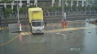 video Viezť objemný, no ľahký náklad počas silného vetra je risk