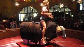 video Ty, tá mladá na býkovi teda JAZDIŤ vie!