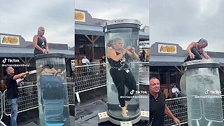 video Dajte na mňa zámky a zamknite ma v tom stĺpci s vodou!