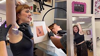 video To už ako ti musí šúpať na hlavu, keď si dáš vytetovať pod pazuchy chlpy?