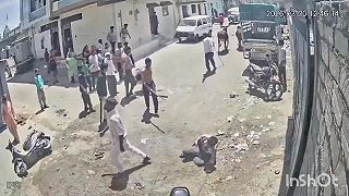 video V Gudžaráte pocítil muž požehnanie od posvätného zvieraťa, potom ucítil aj šuter