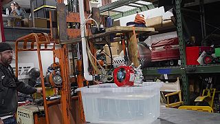 video Čo sa stane, keď ten bežiaci motor ponoríme do vody?