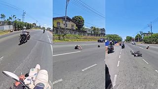 video Motorkára „roztancoval” kanalizačný poklop, mal jedno šťastie, že mal prilbu