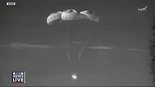 video Misia Artemis II: Orion pristál, posádku vyzdvihli v Tichom oceáne