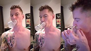 video Čurino si pomocou pohára zväčšil pery, chcel vedieť, ako sa cítia „kačice”