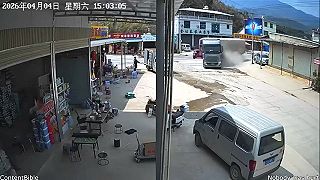 video Zlyhali mi brzdy, utekajte z cesty (Čína)