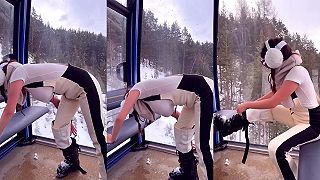 video Pomohli by ste jej s lyžiarkami?