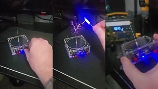 video Miniatúrna Teslova cievka na stole zaujme takmer každého