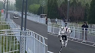 video V Číne sa organizovali bežecké preteky humanoidných robotov