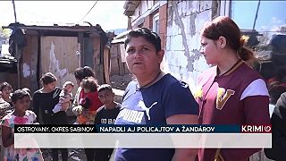 video Žandár si mal kľúčnu kosť zlomiť pri potýčke v osade Ostrovany sám