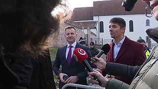 V Trnave, kde premiér diskutuje so študentmi, sa konal protest. Situácia vyústil