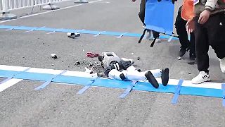 video Niektoré humanoidné roboty súťaž v behu nedokončili