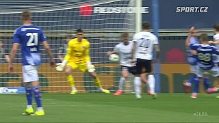 Ohavná scéna v zápase Slavie. Hrozila kontumace, upozorňuje Karoch