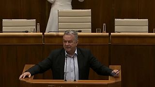 Cigániková vykrikuje v sále, Danko ju uzemní a Pročko jej to vracia!