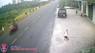 video Muž na motorke zomrel po tom, čo mu dieťa koplo pod kolesá loptu (DRSNÉ)