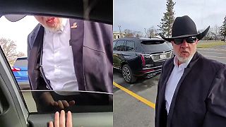 video Agresívny starší muž v klobúku dostal to, čo si zaslúžil (NESER KOHO NEPOZNÁŠ)