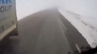 video Aký ebnutý musel byť, keď obiehal v takej hmle?