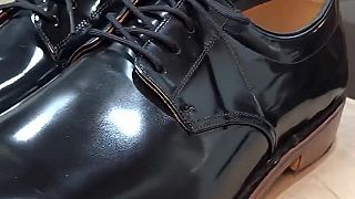 video Pohodlné pánske kožené lakované topánky vyrobené na mieru