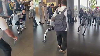 video Prvý zaznamenaný útok humanoidného robota na človeka