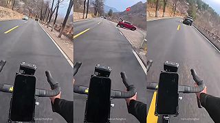 video Čínskemu cyklistovi zlyhali počas zjazdu z kopca brzdy, nasledoval tvrdý pád