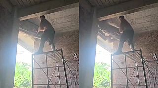 video Mozgový atlét z lešenia rúcal pomocou kladiva betónový preklad