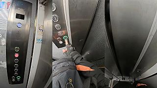 video Výťah v Tureckom bytovom dome prekvapil donáškara