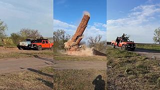 video Pomocou starého nákladiaku zrútili starý komín