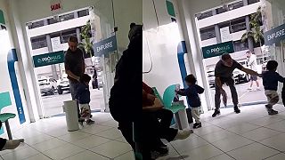 video Tie dvojičky mu teda dajú poriadne zabrať