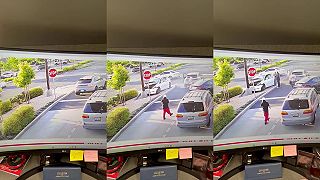 video Za volantom Tesly spanikárila žena, našťastie nikoho nezabila