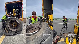 video Čínska mechanička vymieňa rozsekanú pneumatiku kamiónu priamo na diaľnici