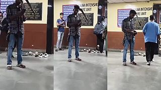 video Muž sa dostal do problémov, na urgent prišiel s kosákom v hlave (DRSNÉ)