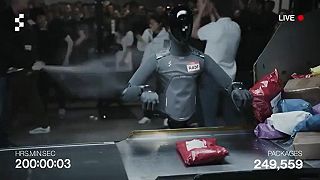 video Humanoidný robot Figure triedil balíky nepretržite 8 dní, zaslúžilo si to oslavu