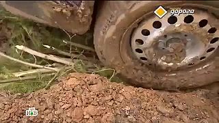 Vynaliezavá moderátorka vám poradí ako jazdiť po blate (Rusko)