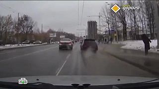 Kompilácia z ruských ciest: chodci vs. voda vs. vodiči