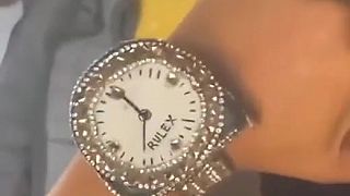 video Pedro nosí na rukách obrovské Rolexy