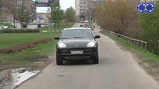 V Moskve jazdia po tráve aj po chodníkoch (Rusko)