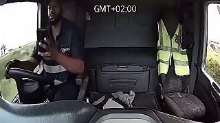 video Makumba sa počas jazdy na nákladiaku venoval mobilu, dopadlo to podľa očakávaní
