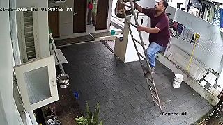 video Radžeš je odvážny, no hlúpy ako kýbeľ gitu, pri páde z rebríku sa skoro prizabil