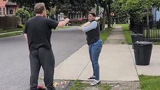 video Pošahaná žena chcela na ulici kŕmiť veveričky, na muža s metlou útočila latou