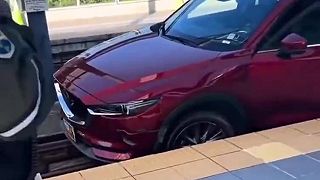 video Žena za volantom Mazdy sa ocitla na koľajniciach, našťastie nešiel žiadny vlak