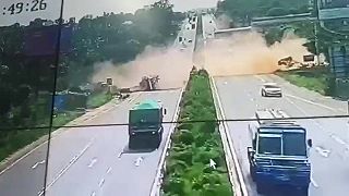 Nákladné auto narazilo do traktora, následne sa v protismere zrazilo s dodávkou