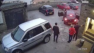 video Nikto z nich nečakal, že sa niečo takéto stane (blázon v Land Rover-i)