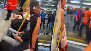 Násilná bitka troch mužov v metre a na nástupišti stanice Earl’s Court v Londýne