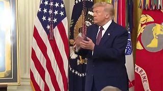 Trump nevedel pripnúť medailu vojaka, tak ju jednoducho omotal okolo krku