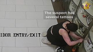 Žena z Texasu obvinená z krádeže šperkov z urny na cintoríne