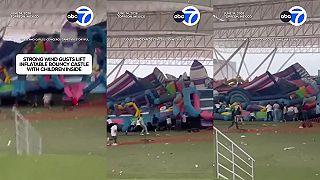 Silný vietor odnesol nafukovací hrad v Mexiku, zranilo sa desať detí